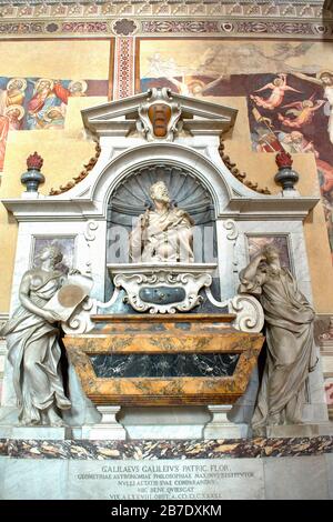 FLORENCE ITALIE INTÉRIEUR ÉGLISE SANTA CROCE LA BASILIQUE FRANCISCAINE LE MÉMORIAL ET LA TOMBE DE GALILEO Banque D'Images