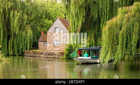 Bateau à la fin de la navigation près du moulin sur la Tamise à Lechlade, Cotswolds, Gloustershire, Angleterre, Royaume-Uni, Grande-Bretagne Banque D'Images