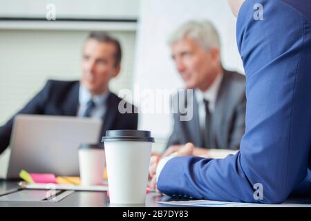 Les personnes qui travaillent avec des documents dans la salle de conférence Banque D'Images