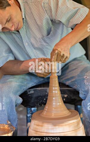 Potier artiste en poterie à Rishtan, Ouzbékistan. Banque D'Images