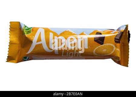 Le bar à gâteaux Alpen Light Jaffa est haut en fibre isolée sur fond blanc Banque D'Images