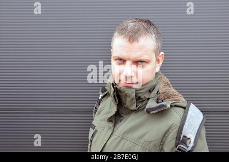 Portrait d'un homme avec des cheveux gris et un non-rasé de deux jours. Gros plan. Banque D'Images