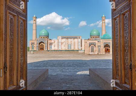 Mosquée de l'Imam hast à travers des portes en bois, Tachkent, Ouzbékistan Banque D'Images