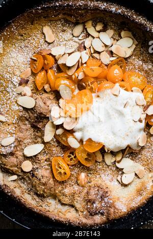 Bebe Hollandais Aux Amandes Epicees A La Cannelle Avec Kumquats Au Miel Et Une Poupee De Creme Fraiche A La Vanille Photo Stock Alamy