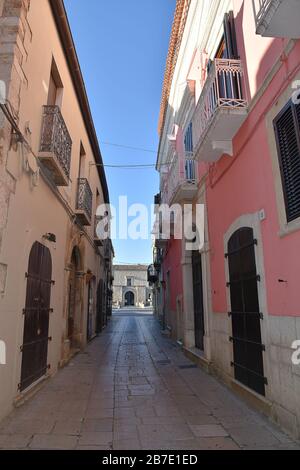 Une rue étroite entre les vieilles maisons d'un village médiéval dans le sud de l'Italie Banque D'Images