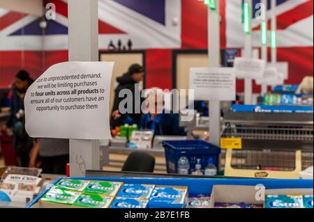 Coventry, West Midlands, Royaume-Uni. 15 mars 2020. Les magasins Aldi de Gallagher Retail Park étaient pleins de consommateurs paniquent acheter aujourd'hui. La direction d'Aldi a limité les achats à 4 articles de chaque produit par client. Crédit : Andy Gibson/Alay Live News Banque D'Images