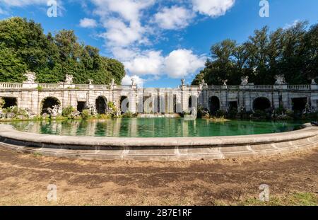 Italie, CASERTA - 19 octobre 2019 : le Palais Royal et les jardins de Caserta (Palazzo Reale di Caserta), construit au XVIIIe siècle, ancienne résidence baroque de Banque D'Images