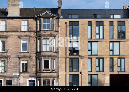 Détail de l'immeuble d'appartements moderne adjacent à l'ancien bâtiment de logement à Édimbourg, en Écosse, au Royaume-Uni Banque D'Images