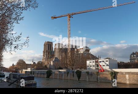 La vue de la cathédrale Notre Dame sans pavillon et spire détruites par le feu , Paris. Banque D'Images