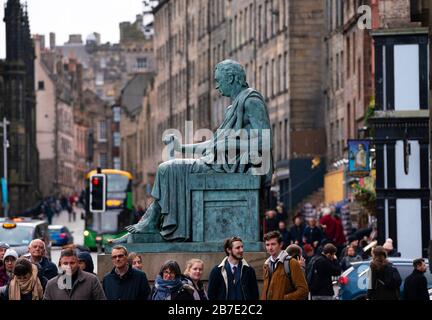 Vue sur la statue de Hume sur le Royal Mile à Édimbourg, en Écosse, au Royaume-Uni Banque D'Images