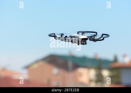 Quadricopter drone en vol près d'une ville, qui fait des photos avec une caméra haute résolution, l'Italie Banque D'Images