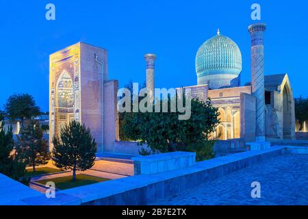 Vue sur le mausolée de Tamerlane au crépuscule, à Samarkand, Ouzbékistan Banque D'Images