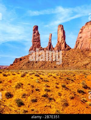 Les trois Sœurs, une formation massive de Red Sandstone Pinnacle dans Monument Valley, un parc tribal Navajo à la frontière de l'Utah et de l'Arizona, États-Unis Banque D'Images