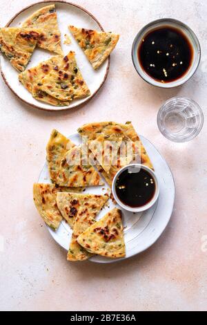 Crêpes au scallion chinois sur l'assiette servies avec sauce au Chili soja Banque D'Images