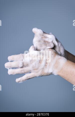 procédure pas à pas pour un lavage correct des mains pour une désinfection appropriée, étape six, concept de prévention des virus et des bactéries, photo verticale, espace de copie f Banque D'Images