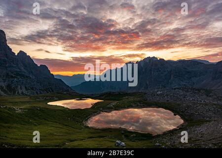 Les deux lacs Laghi dei Piani près des trois pics dans les Dolomites au lever du soleil Banque D'Images