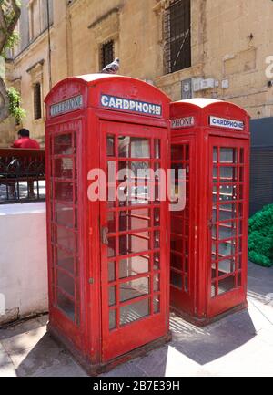 La Valette. Malte. Vieille ville. Deux cabines téléphoniques de style britannique. Banque D'Images
