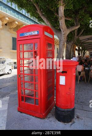 La Valette. Malte. Vieille ville. Cabine téléphonique de style britannique et ancienne boîte postale britannique rouge. Banque D'Images