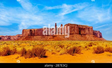 Three Sisters et Mitchell Mesa, quelques-unes des nombreuses Buttes et Mesas de Sandstone rouge dans Monument Valley un parc tribal Navajo à la frontière de l'Utah et de l'Arizona Banque D'Images