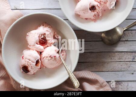 Pelles à glace de cerise dans des bols à dessert. Banque D'Images