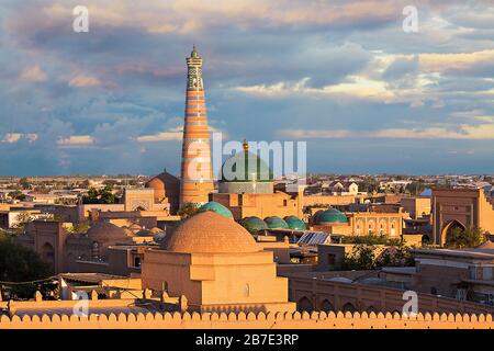 Vue sur la ville ancienne de Khiva au coucher du soleil, Ouzbékistan Banque D'Images