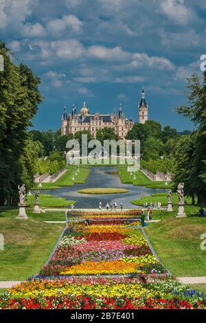 Schlossgarten avec château en distance à Schwerin, Mecklembourg-Poméranie-Occidentale, Allemagne Banque D'Images