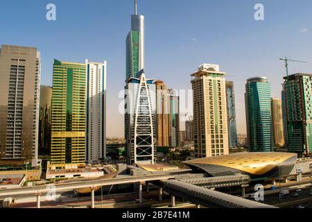 Dubaï / Émirats arabes Unis - 15 mars 2020 : gratte-ciel Jumeirah Lakes Towers et route Sheikh Zayed . Bâtiments résidentiels à JLT. Route animée Sheikh Zayed, métro St Banque D'Images