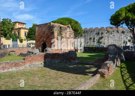 Les ruines ont appelé en italien 'Bagni di Nerone' près de la tour de Pise Banque D'Images