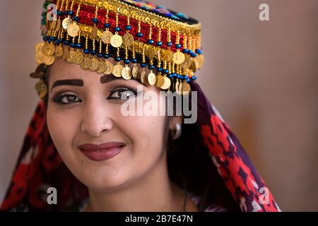 Femme ouzbek avec chapeau local, à Khiva, Ouzbékistan Banque D'Images