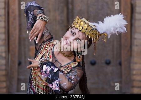 Femme ouzbek en costumes traditionnels, à Khiva, Ouzbékistan. Banque D'Images