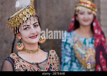 Les femmes ouzbeks en costumes traditionnels, à Khiva, en Ouzbékistan Banque D'Images