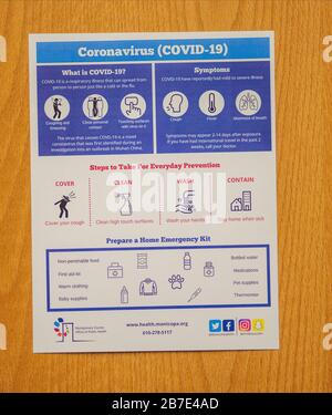 Eagleville, États-Unis. 13 mars 2020. Un dépliant est enregistré sur une porte montrant les étapes de prévention du coronavirus est vu lors d'une conférence de presse pour fournir une mise à jour sur les cas de coronavirus dans le comté de Montgomery vendredi 13 mars 2020 au Montgomery County Emergency Services Building à Eagleville, en Pennsylvanie. Crédit: William Thomas Cain/Alay Live News Banque D'Images
