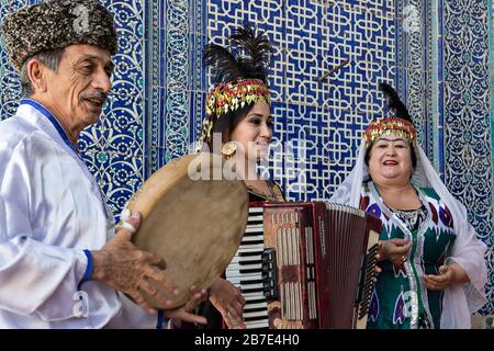 Des musiciens khorezmiens chantent de la musique locale à Khiva, en Ouzbékistan Banque D'Images
