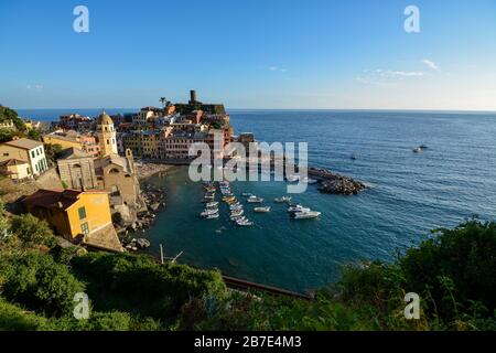 Vue sur Vernazza et l'océan au coucher du soleil à Cinque Terre avec ciel bleu Banque D'Images