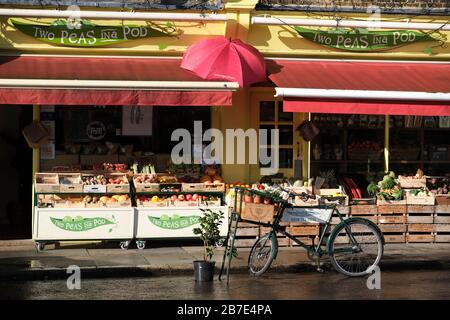 Vélo de livraison à l'extérieur de deux Peas dans un Pod Fruiterers et des jardiniers, Barnes Village, Londres, Royaume-Uni Banque D'Images