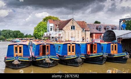 Les barques de rowboats de l'Oxfordshire sur le canal d'Oxford près de Lower Heyford Banque D'Images