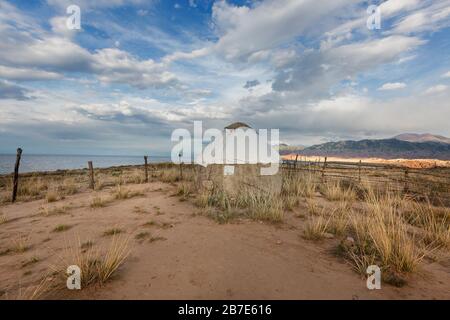 Tente nomade près du lac Issyk Kul au Kirghizstan Banque D'Images