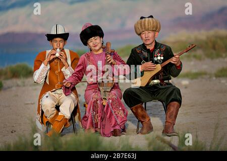 Musiciens jouant des instruments traditionnels locaux, à Issyk Kul, au Kirghizstan Banque D'Images