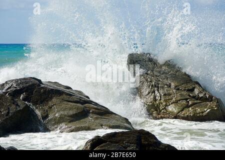 Mer de tempête près de Tropea, Calabre en Italie en été 2019. Banque D'Images