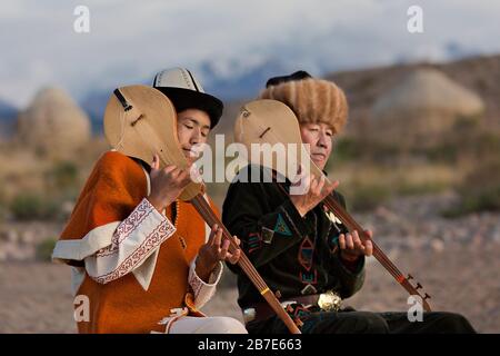 Musiciens jouant des instruments traditionnels locaux, à Issyk Kul, au Kirghizstan Banque D'Images
