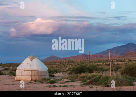Tente nomade près du lac Issyk Kul au Kirghizstan Banque D'Images