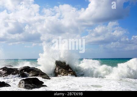 Mer de tempête près de Tropea, Calabre en Italie en été 2019. Banque D'Images