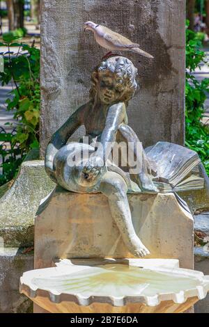 Albacete, Espagne; 11/05/2019: Fontaine ornementale dans le parc de la ville Banque D'Images