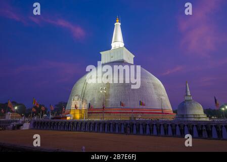 L'ancienne Ruwanweli Maha Seya Dagoba au crépuscule du soir. Anuradhapura, Sri Lanka Banque D'Images