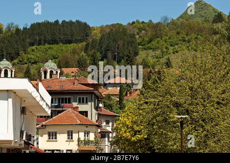 Quartier résidentiel avec maisons en toile de fond des balkans Teteven, ville de Teteven, Bulgarie Banque D'Images