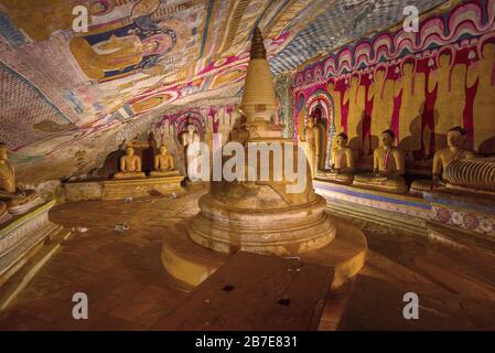 Stupa bouddhiste à l'intérieur de l'ancienne grotte temple bouddhiste. Dambulla, Sri Lanka Banque D'Images