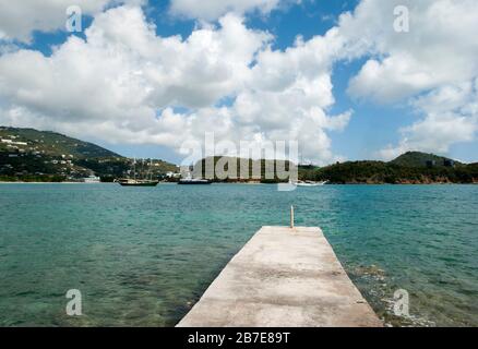 La vue des bateaux dérivant dans la baie Lindbergh près de la ville de Charlotte Amalie sur l'île de St. Thomas (États-Unis Îles Vierges). Banque D'Images