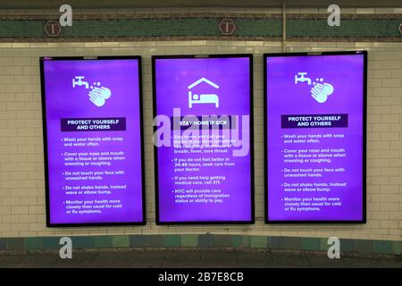 Les panneaux numériques MTA affichent des informations sur la façon d'éviter et d'empêcher la propagation de Coronavirus, station de métro Time Square, New York City, 15 mars 2020 Banque D'Images