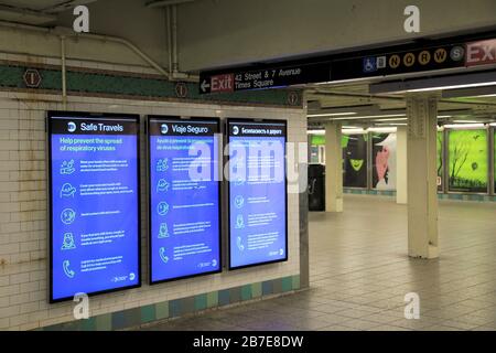 Les panneaux MTA montrent des informations sur la façon d'éviter, d'empêcher la propagation de Coronavirus, dans la station de métro vide Times Square, New York City, 15 mars 2020 Banque D'Images