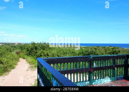 Vue à l'est vers Jacob Riis Bath House depuis un pont d'observation au sommet de Battery Harris East, un ancien casemate de béton massif abandonné, qui date de bac Banque D'Images